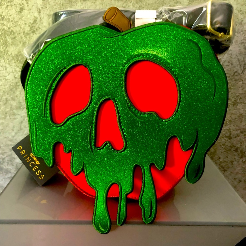 NWT poison apple 🍎 crossbody handbag. Disney Loungefly perfect for Halloween!
